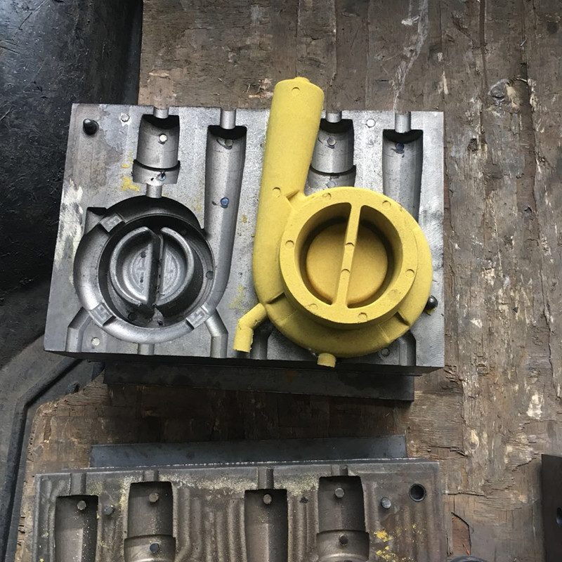 Comment prévenir les défauts de porosité causés par une humidité accrue lors de la production de pièces moulées en utilisant la technologie du sable enduit en été?