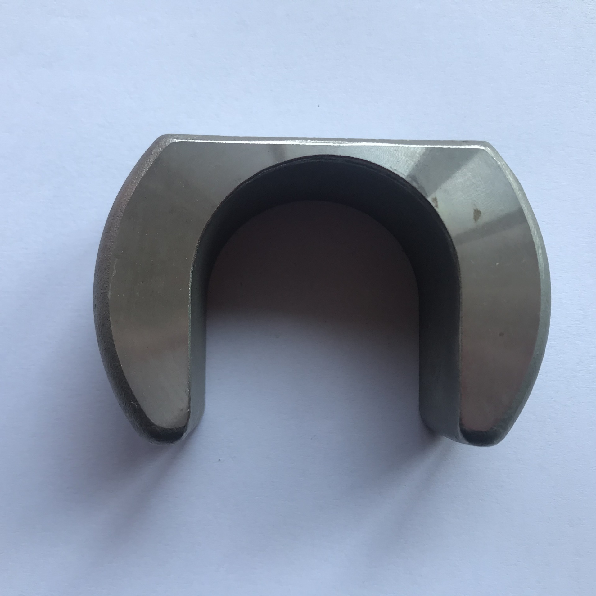 Quelle est la raison du délaminage de la coque en sable de verre soluble pendant le processus de moulage à modèle perdu ?