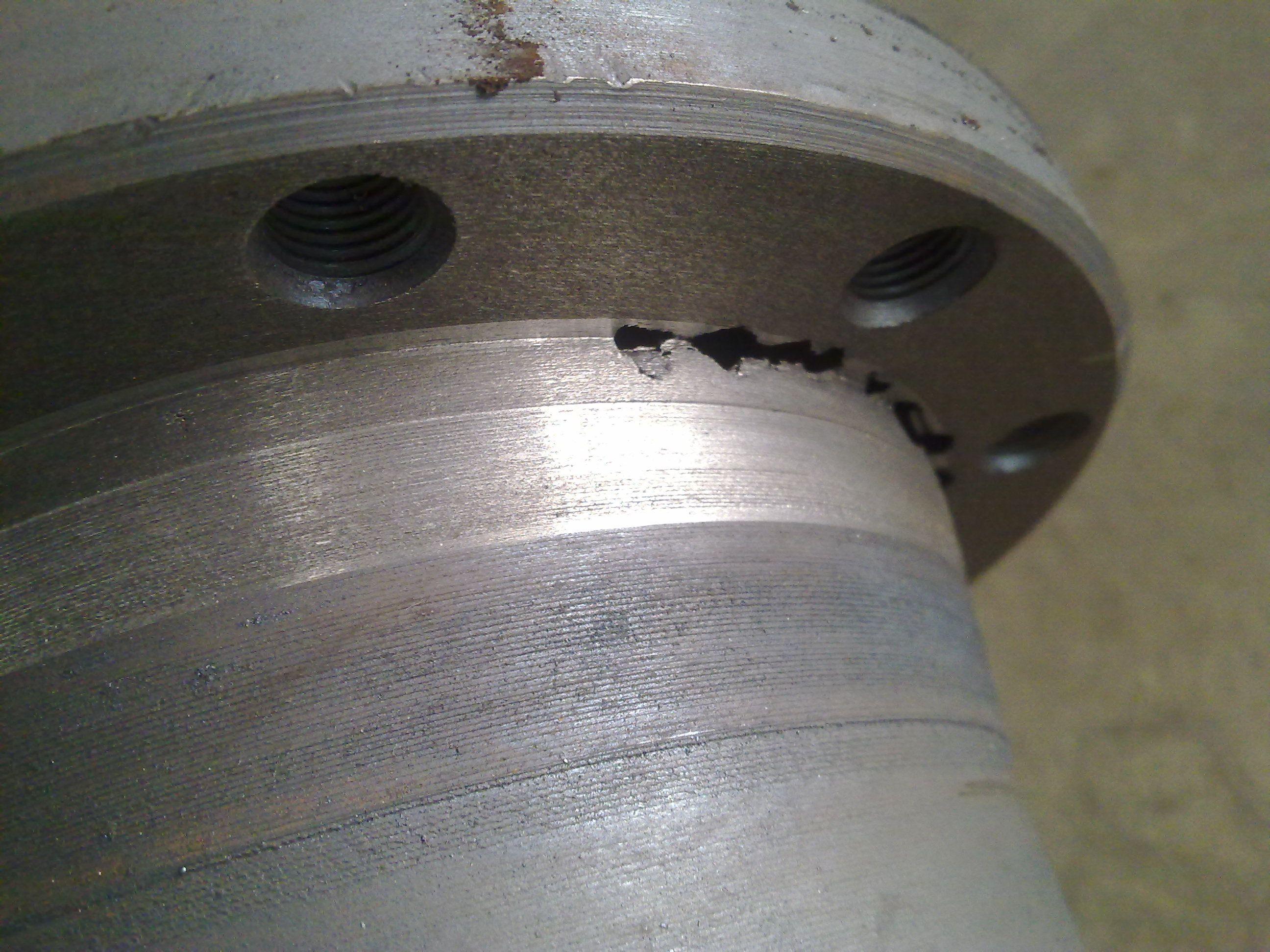 Quelles sont les causes des fissures dans l’acier moulé ?