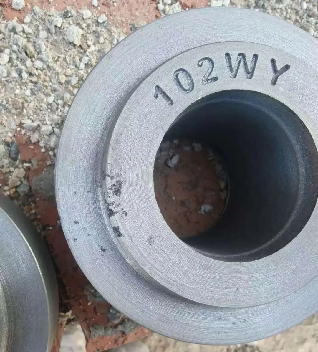 Quelles sont les caractéristiques des défauts de rinçage au sable lors de la fabrication de pièces en fonte grise à partir de sable vert ? Quelle est la différence entre les défauts oculaires des scories ?