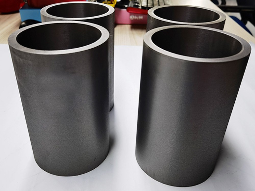 Quels sont les effets d'une teneur élevée ou faible en silicium sur les performances de traitement mécanique de la fonte grise 200 ?