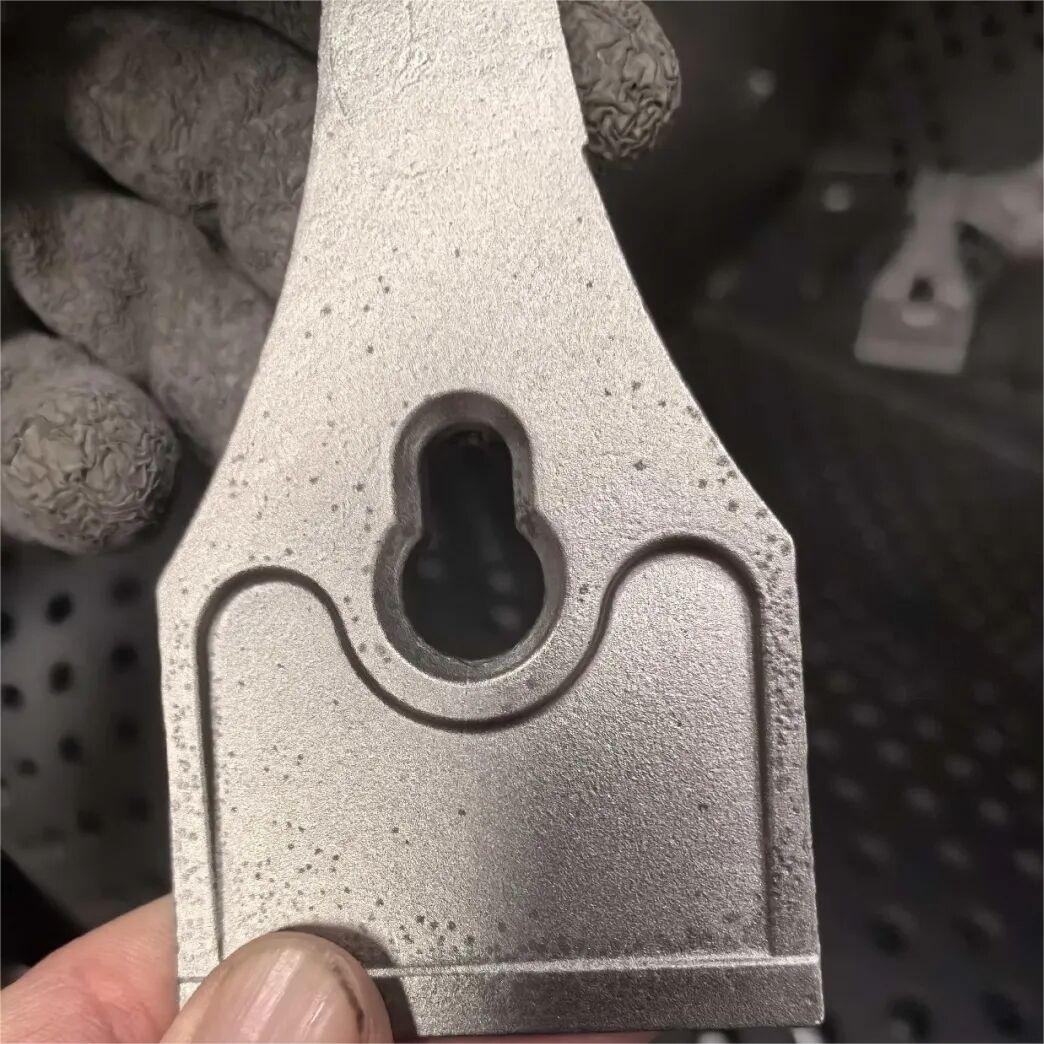 Production de 410 pièces en acier inoxydable avec sol de silice, pesant 205 grammes, présentant des défauts de points d'oxydation superficiels : causes et solutions