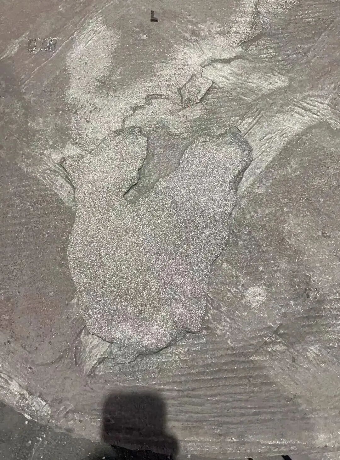 Comment résoudre les défauts tels que les boutons de sable sur la surface supérieure des pièces en fonte grise produits par moulage au sable de résine ?